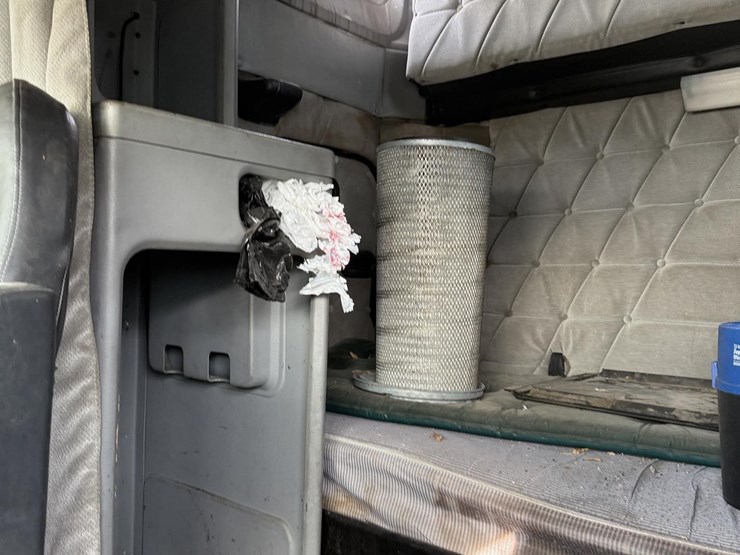 1997-freightliner-fld120-image-30