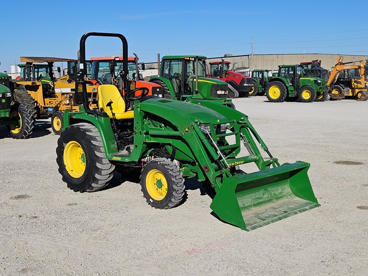 2023-john-deere-3033r-image-1