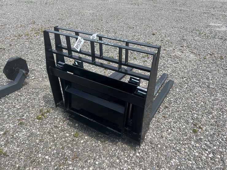 #202548-•-dingo-pallet-forks-image-2