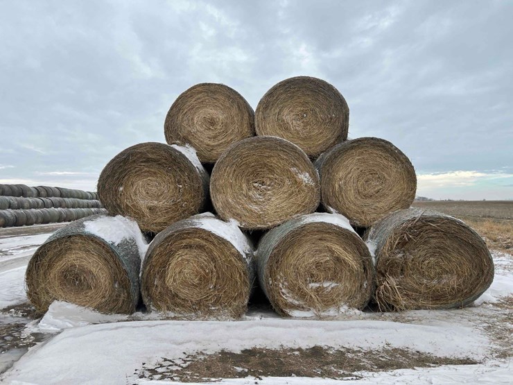 2025-john-deere-561m-image-2