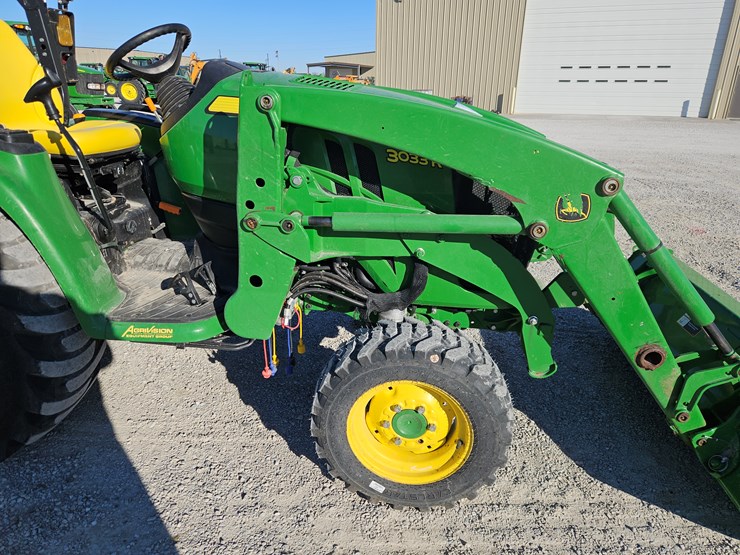 2023-john-deere-3033r-image-7