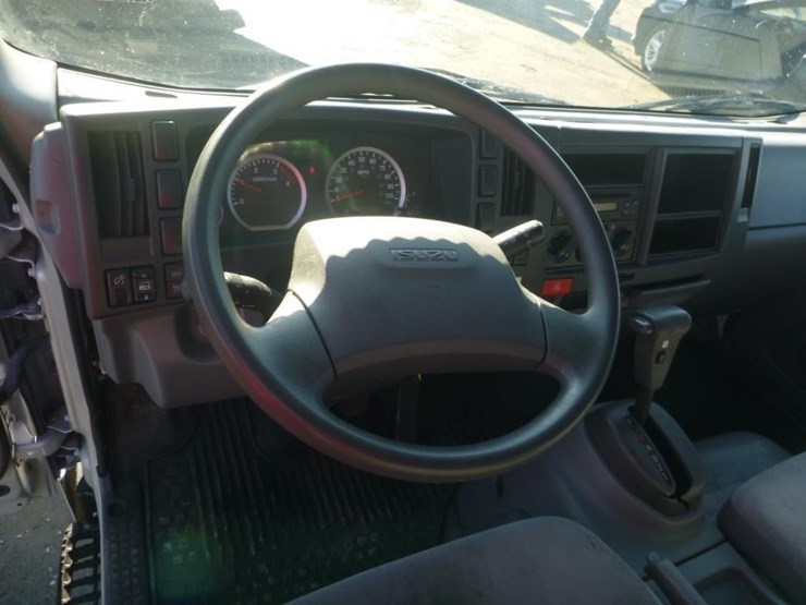 2018-isuzu-nqr-image-17