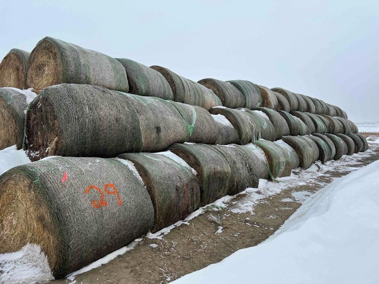 2024-john-deere-561m-image-1