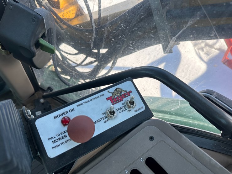 2014-john-deere-6105m-image-62