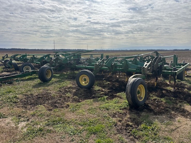 john-deere-2210-image-1