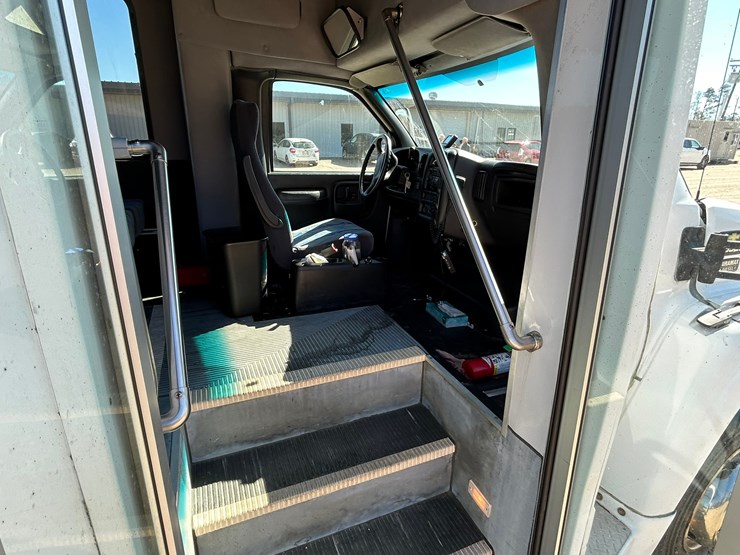 #38033-•-2006-chevrolet-32-passenger-starcraft-bus-image-16