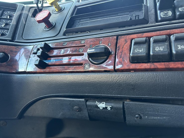 1999-volvo-vnl64t770-image-7