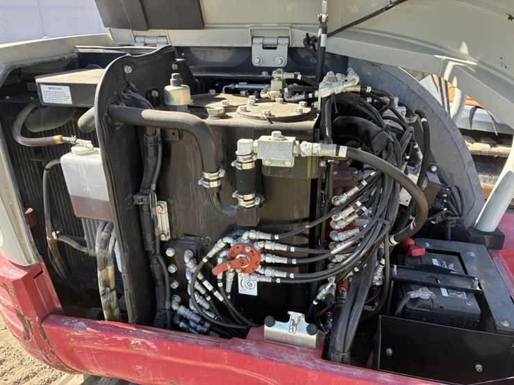 2016-takeuchi-tb240-image-27