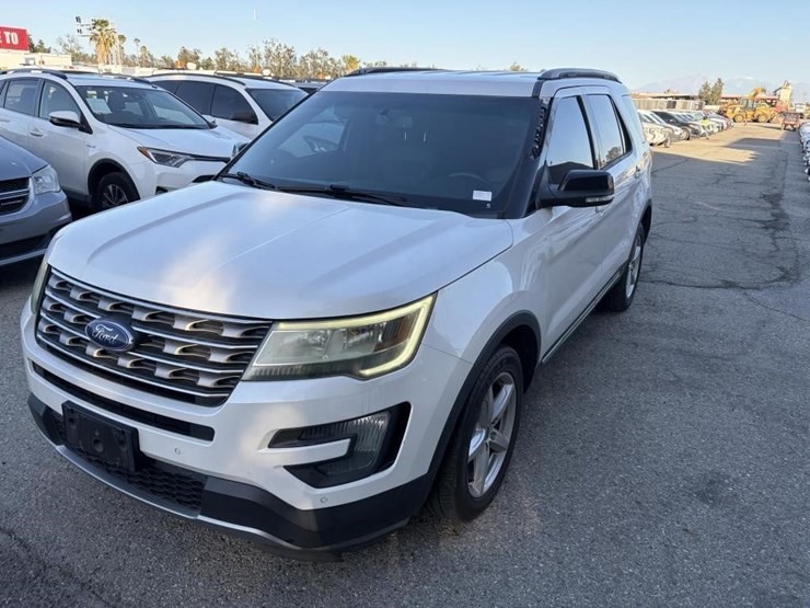 2016-ford-explorer-xlt-image-1