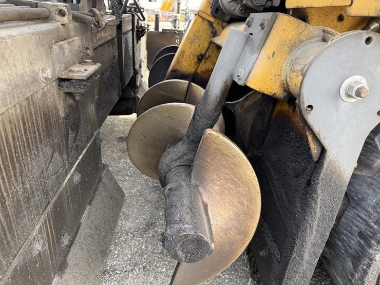 2016-volvo-blaw-knox-pf-4410b-asphalt-paver-image-33