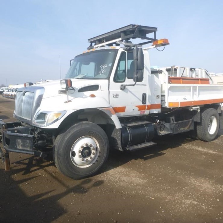 2004 INTERNATIONAL 7400