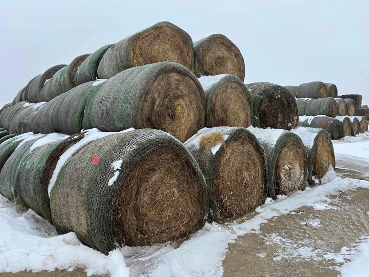 2024-john-deere-561m-image-3