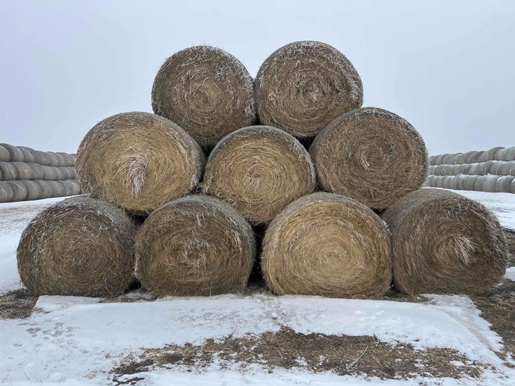 2025-john-deere-561m-image-4