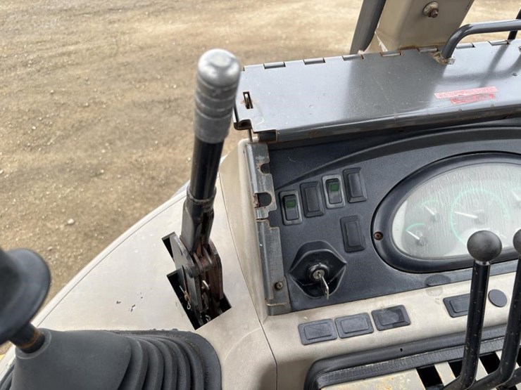 2011-case-570m-xt-image-37