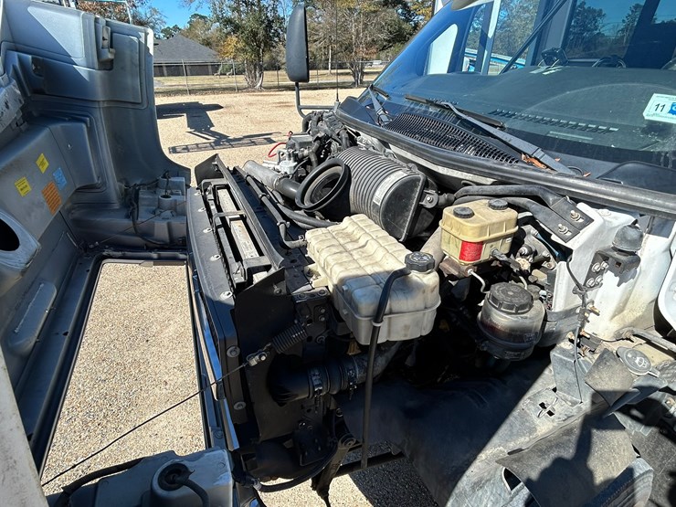 #38033-•-2006-chevrolet-32-passenger-starcraft-bus-image-12