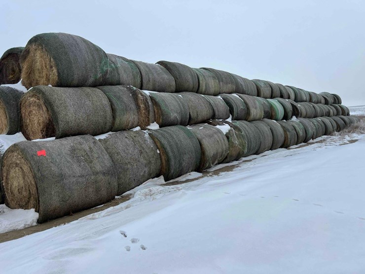 2024-john-deere-561m-image-2