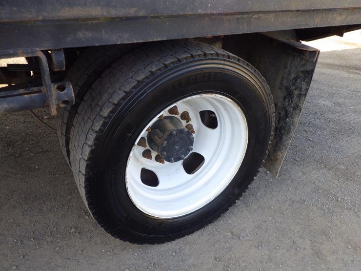 2018-ram-5500-crew-cab-flatbed-truck-image-15