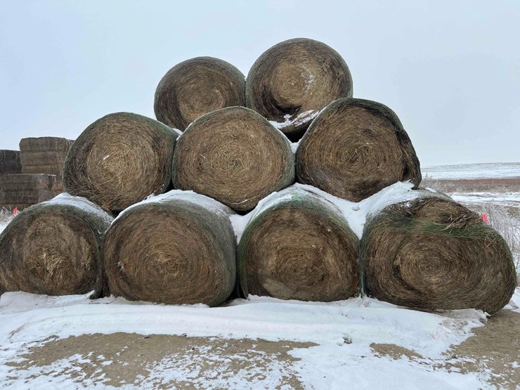 2024-john-deere-561m-image-7