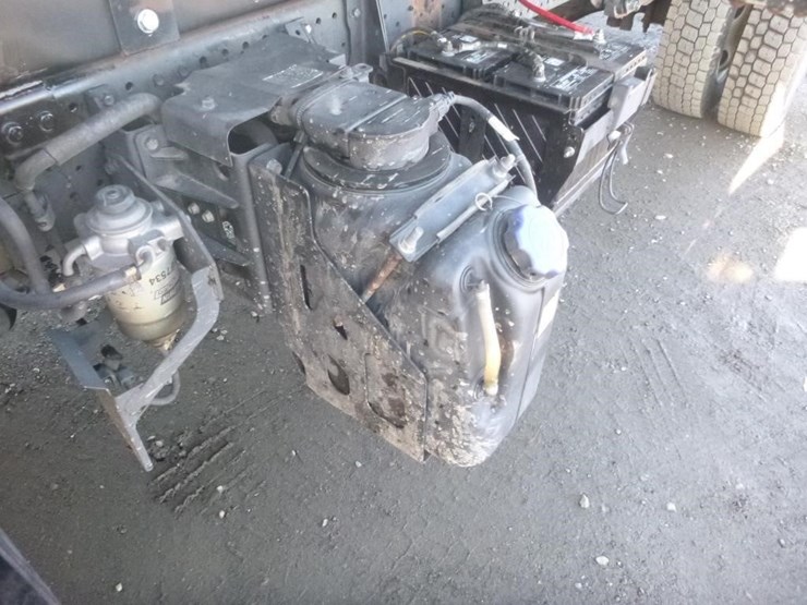 2018-isuzu-nqr-image-8