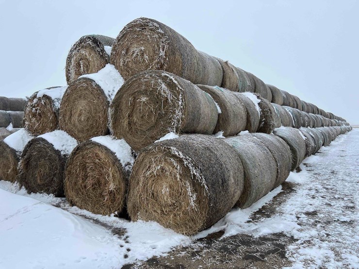 2025-john-deere-561m-image-4