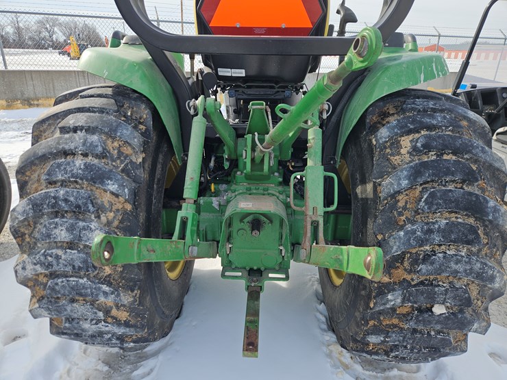 2017-john-deere-3033r-image-13
