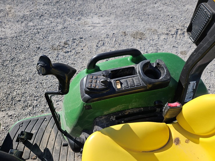 2023-john-deere-3033r-image-17