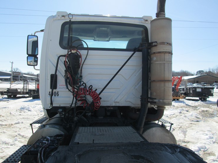 2013-international-8600-image-8