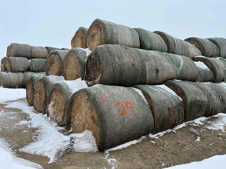 2024-john-deere-561m-image-2