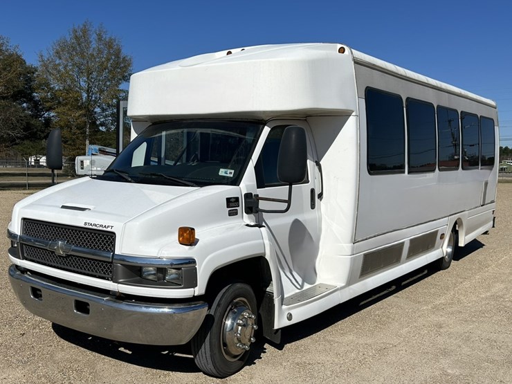 #38033-•-2006-chevrolet-32-passenger-starcraft-bus-image-1