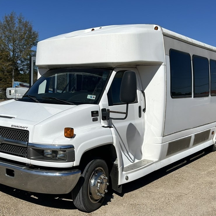 #38033 • 2006 CHEVROLET 32-PASSENGER STARCRAFT BUS