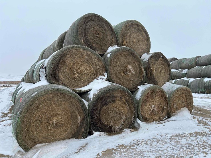 2024-john-deere-561m-image-4