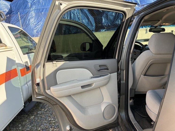 2008-chevrolet-tahoe-image-16