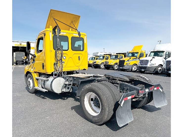 2022-freightliner-cascadia-126-image-2