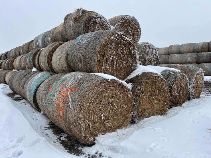 2025-john-deere-561m-image-1