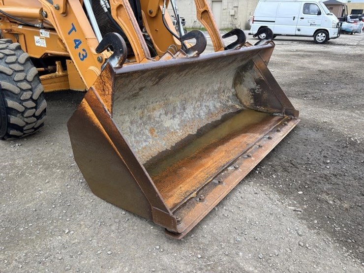 2011-case-570m-xt-image-10