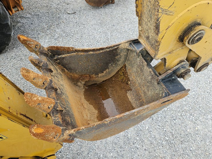 2015-caterpillar-420f-image-19