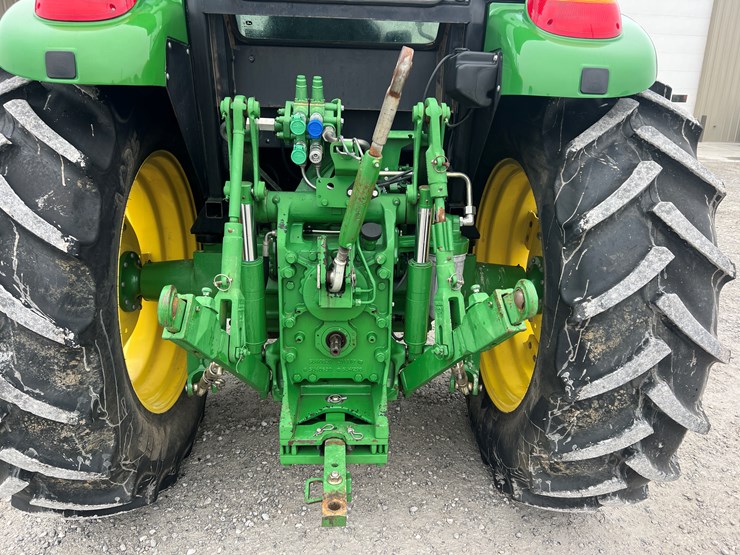 2015-john-deere-6120e-image-17