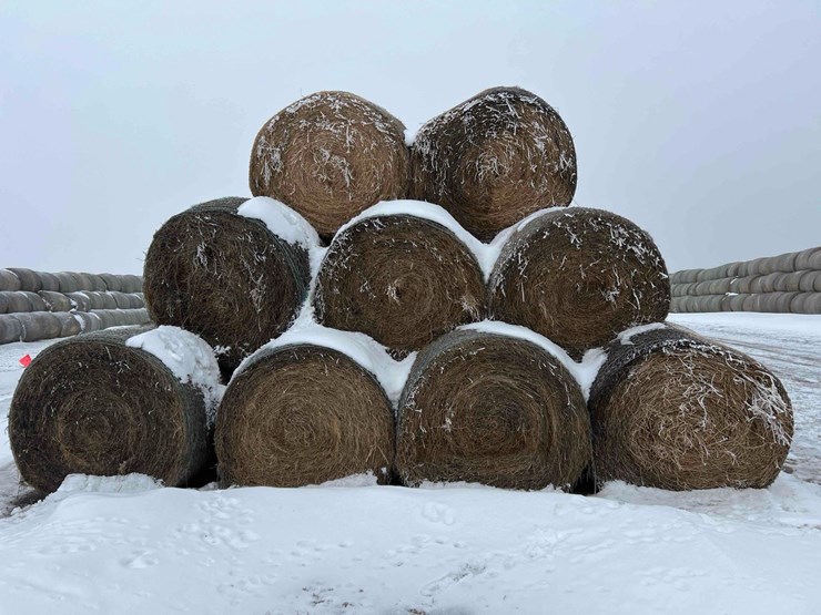 2025-john-deere-561m-image-5