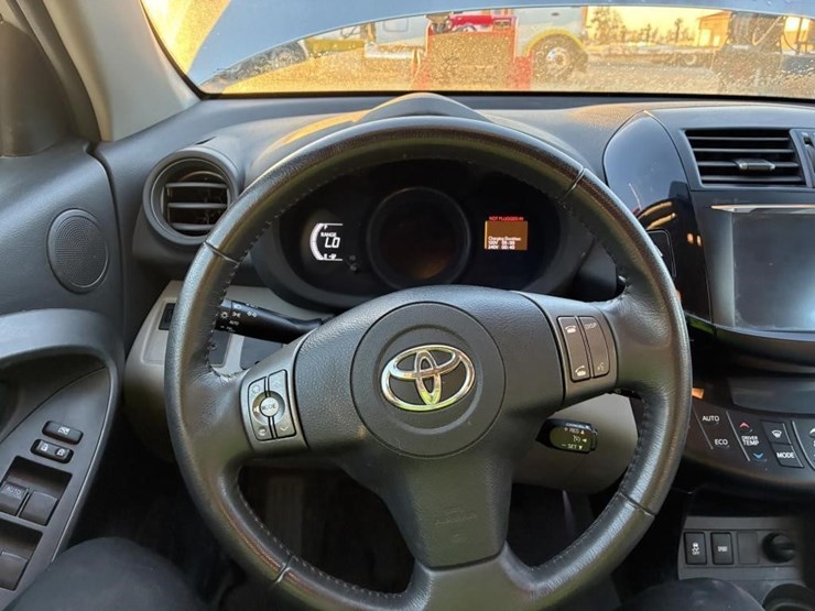 2014-toyota-rav4-image-13