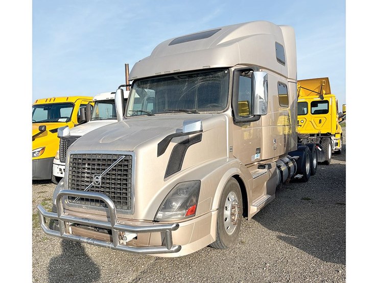 2015-volvo-vnl780-image-1