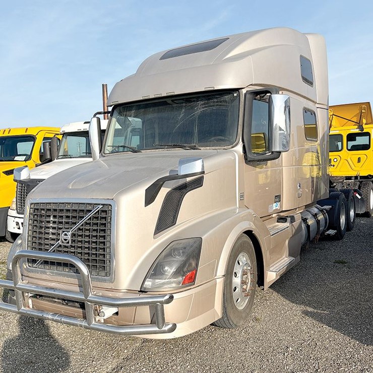 2015 VOLVO VNL780