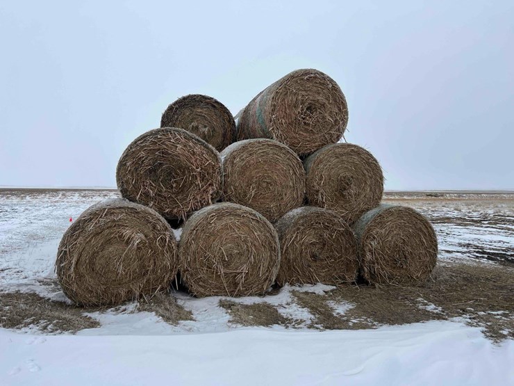 2025-john-deere-561m-image-6