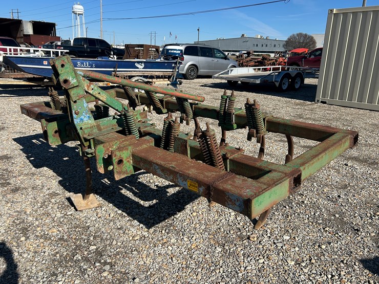 #37764-•-11'-chisel-plow-image-1