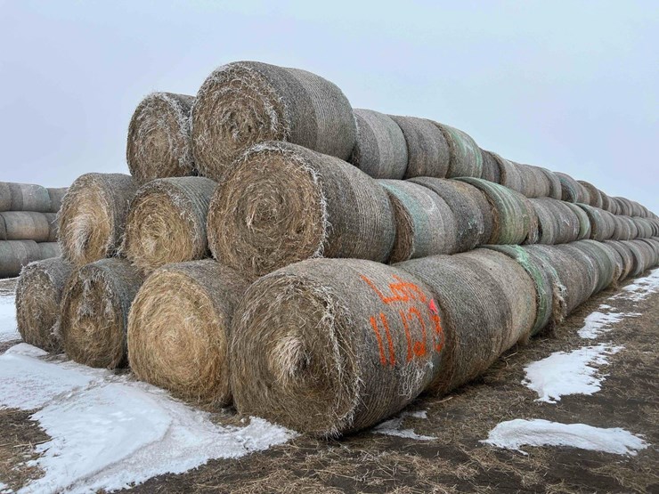 2025-john-deere-561m-image-2