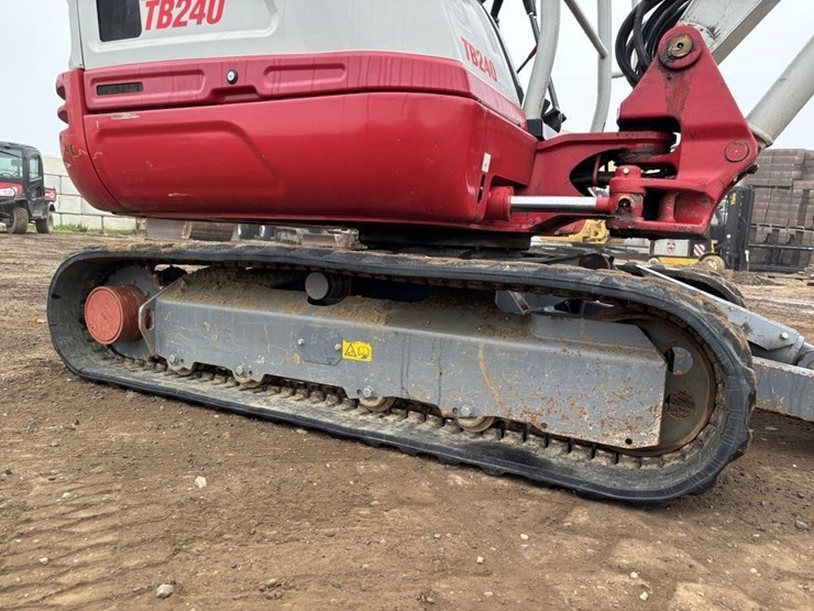 2021-takeuchi-tb240-image-24