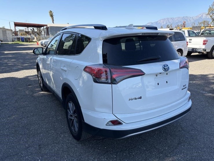 2018-toyota-rav4-image-2