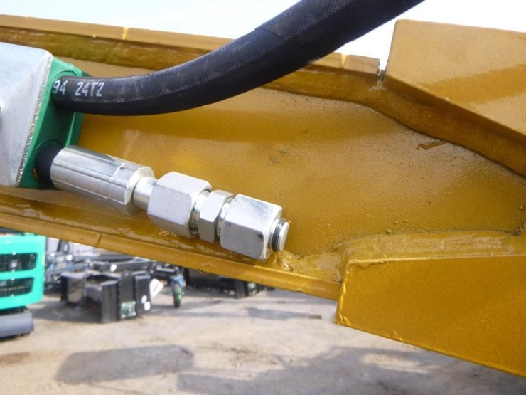 agt-h12r-hydraulic-excavator-image-13