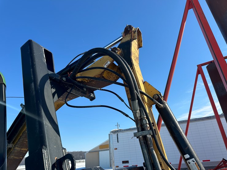 2014-john-deere-6105m-image-46