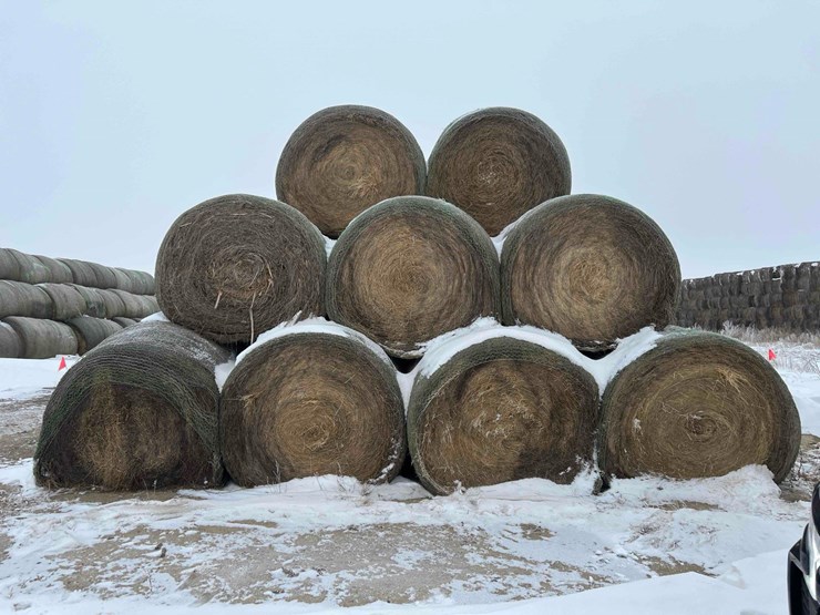 2024-john-deere-561m-image-2