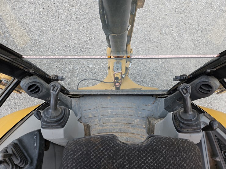 2015-caterpillar-420f-image-14